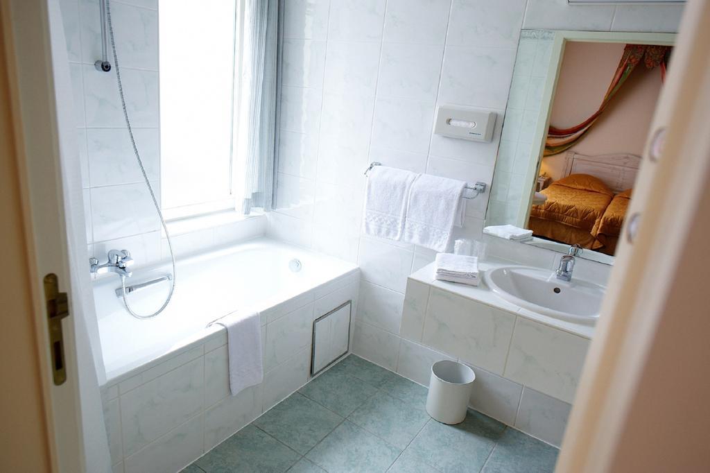 Hotel La Roseraie Wemmel Ruang foto